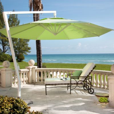 Sonnenschirm-Seitenmastschirm-Ampelschirm-Amalfi-in-gruen-rund-von-Caravita-01-1